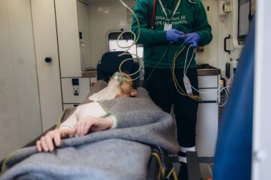 Sağlık görevlisinin yaralı yaşlı bir kadında valf maskesi kullandığına dair en iyi görüntü. Doktor oksijen torbası kullanırken yaşlı yaralı kadın hastanede baygın yatıyor.