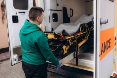 Arabadan ambulans sedye hareket genç sağlık görevlileri