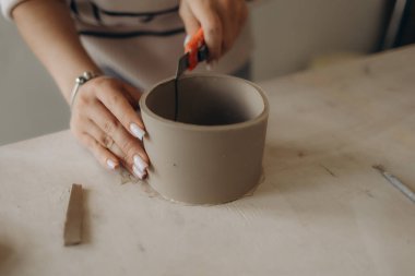 Kil kupa ve seramik ürün yapımında çalışan kadın seramik ressamın yakın plan portresi. Profesyonel Seramik Sanatçısı el yapımı ürünler yapıyor. Küçük işletme ve hobi konsepti