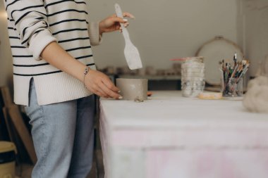 Konforlu atölyede Çömlek Tekerleği Çalıştıran Tanımlanamayan Kadın Seramik Üreticisinin Kesilmiş Resmi Gelecek Vazosu veya Kupa Yapıyor, Yaratıcı İnsanlar El Sanatları El Sanatları Sınıfı 