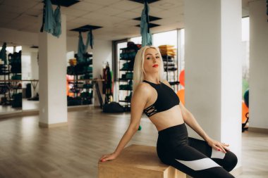 Spor salonunda onun sağ bacak germe esnek genç kadın.