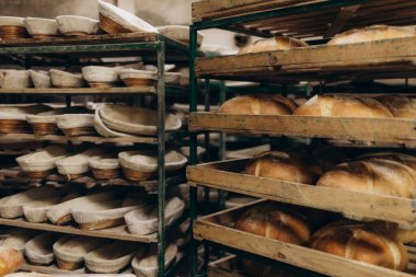 Bir sürü ekmek rafta taşınmaya hazırlanıyor.