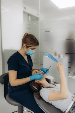 İşteki bir dişçinin portresi.