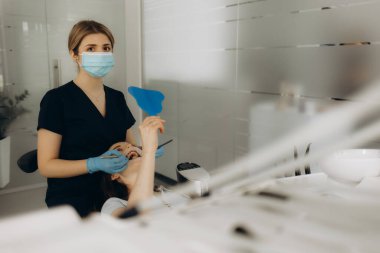 İşteki bir dişçinin portresi.