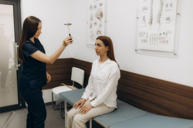 Hastanın göz doktoru. Üst düzey Çinli göz doktoru ve Asyalı kadın hastası Optisyen odasında gözlerini muayene ediyor. Hastanede gerçek bir gözlükçü odası. Tıbbi konsept.