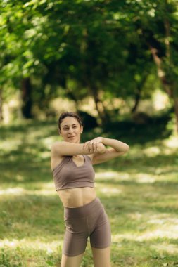 The Fall 'da Elastic Band ile Egzersiz Yapan Kadın