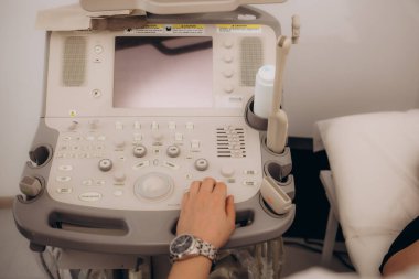 Klinikteki ultrason cihazını kapat. Sağlık, tanı ve hastalık önleme konsepti. Modern cihazlar tıbbi ekipmanlar. Ultrasonografi. Kimse yok.