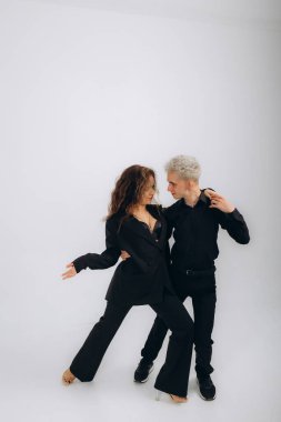 Sosyal dans, bachata, kizomba, zouk, tango kavramı - adam kopya alanı ile beyaz arka plan üzerinde dans ederken kadın hugs