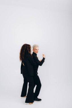 Tutku ve güzellik. Beyaz arka planda soyutlanmış bir şekilde dans eden zarif çift. Dans, performans, sanat, duygu, eğlence kavramı