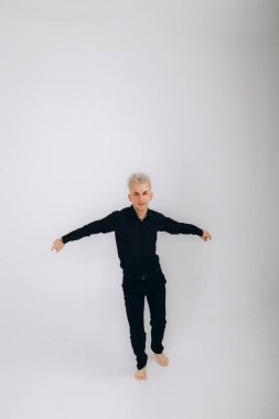 Beyaz arka planda dans eden adam