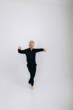 Beyaz arka planda dans eden adam