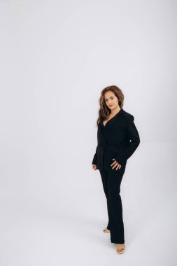 Beyaz arka planda bir kadın dans koçunun portresi.