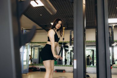 fitness kadın crossover spor salonunda dayanıklılık egzersizleri yapıyor. Fitness kız beyaz spor giyim spor egzersiz içinde kusursuz bir beden ile