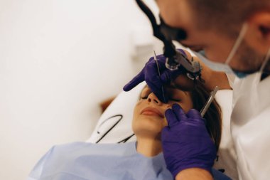 Yüzündeki beni çıkarmak için ameliyat.