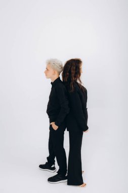 Siyah elbiseli bir adam ve bir kız beyaz bir arka planda