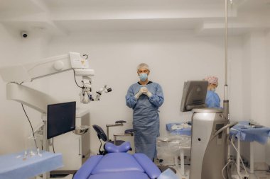 Erkek bir doktor ameliyattan önce dua eder.