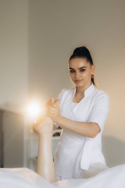 Profesyonel Ayak Masajı Terapisi Alınıyor