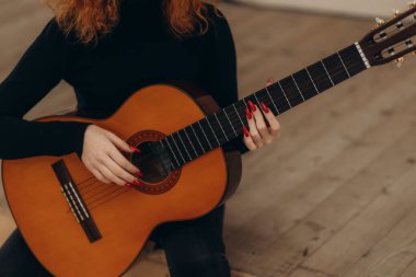 akustik gitar çalmaya kadının elleri yakın çekim