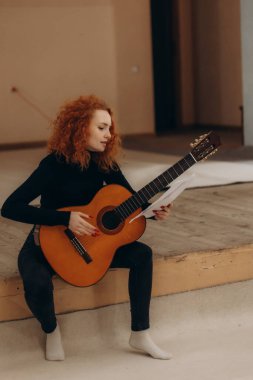 Gitar provasında bir kadın.