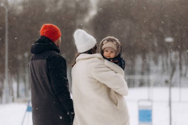 Babası onun küçük kızı ve teen-oğul bir ormandaki ile kışın yürür