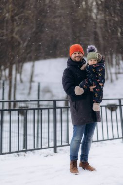 Baba ve oğul kışın dışarıda eğlenirler.