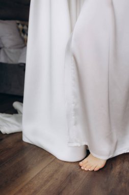  Gelinin ayağı yerde bornozun altında.