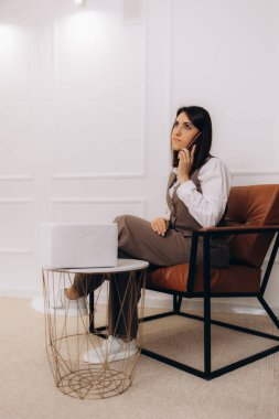 Bağışlarla dolu karton kutular, tanınmayan kadın kıyafetlerini hayır organizasyonu için paketliyor..