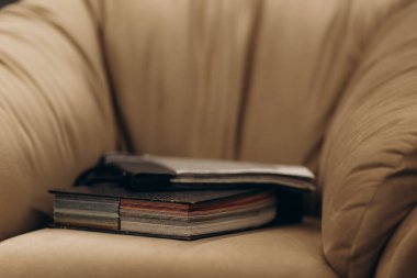 Mobilya mağazasındaki kumaş kataloğu