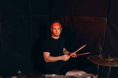 Tutkulu genç bir baterist sessiz bir stüdyoda canlı bir müzik yaratmaya hazır..