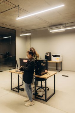 Asgari düzeyde bilgisayar ve teknolojiyle aktif olarak çalışan profesyonellerin bulunduğu çağdaş ofis ortamı. Takım çalışması ve endüstriyel tarzda modern bir şirket ortamı..