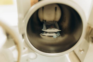 Otoklavın içindeki steril aletler, tıbbi ve sağlık uygulamalarında sterilizasyonun önemini vurguluyor