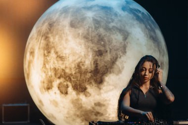 Yetenekli bir DJ muhteşem bir fon ve dinamik ışıklandırma ile eşsiz bir artistik ortam yaratıyor. Sahne, müzik ve sanat kavramları için ideal yaratıcılık, enerji ve stil titreşimlerini birleştirir..