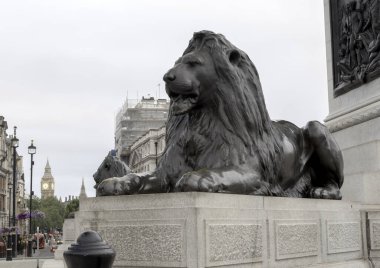 Trafalgar Meydanı 'ndan İkonik Aslan Heykeli ve Büyük Ben, Londra Tarihi Eserleri, Trafalgar Meydanı Majesteleri ve Britanya' nın Mimari Harikaları için Bulutlu Gün Konsepti sırasında Arkaplanda.