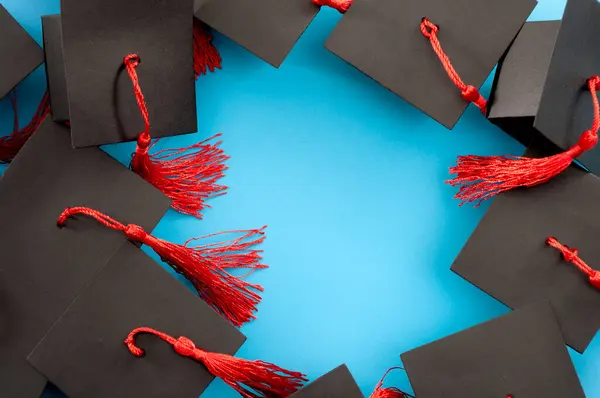 Πολλά Caps Αποφοίτησης Απομονώνονται Μπλε Φόντο Αντίγραφο Ιδέα Χώρο Για Φωτογραφία Αρχείου