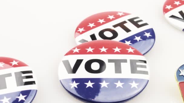 Campaña Electoral Estadounidense Con Insignias Voto Rojo Blanco Azul Burro — Vídeos de Stock