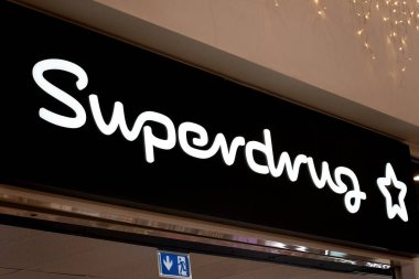 Londra, İngiltere - 19 Aralık 2024: Superdrug Logo, British Health and Beauty Retailer Services, Cosmetics, and Personal Care Products