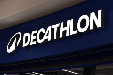 Londra, İngiltere - 19 Aralık 2024: Dekatlon Logosu İllüstrasyon Editör Fotoğrafı, Uluslararası Spor Malzemeleri Toplayıcı Malzemeleri Ulaşımı Mali Malzemeler ve Aktif Yaşam Tarzı Ürünleri