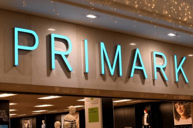 Londra, İngiltere - 19 Aralık 2024: Primark Logosunun İllüstrasyon Fotoğrafı, Fast-Fashion Perakende Satış Zinciri Ucuz Giysiler, Aksesuarlar ve Ev Ürünleri