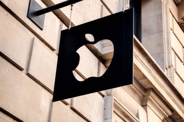 Londra, İngiltere - 1 Ağustos 2018: Apple Store Logosunun İllüstrasyon Editör Fotoğrafı, Tarihi Covent Garden Binası 'ndaki İkonik Siyah Tabela