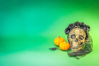 Dia de los muertos geleneksel bayram - ölüler günü - yeşil arka plandaki çiçeklerle örtülü kafatası, geleneksel sembol