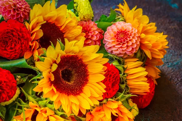 Rote Und Rosa Dahlien Und Sonnenblumen Strauß Hautnah — Stockfoto