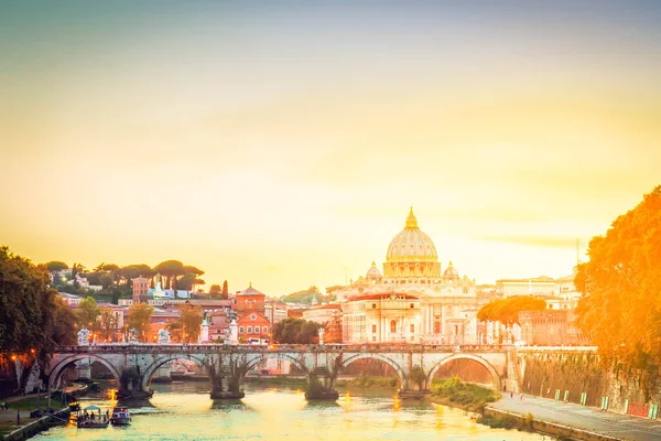 日没時にローマの橋とティベル川の上の聖ペテロ大聖堂 イタリア — ストック写真