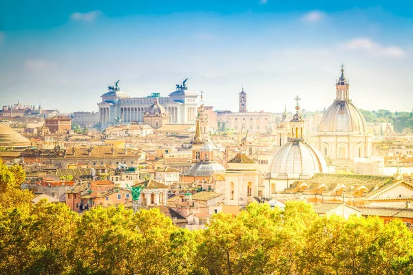 イタリアのローマ市内のスカイラインの眺め — ストック写真