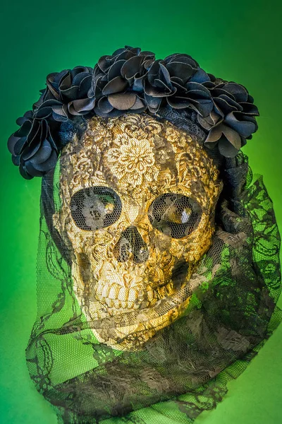 Dia Los Muertos伝統的な休日 死者の日 緑の背景に花の頭蓋骨 伝統的なシンボル — ストック写真