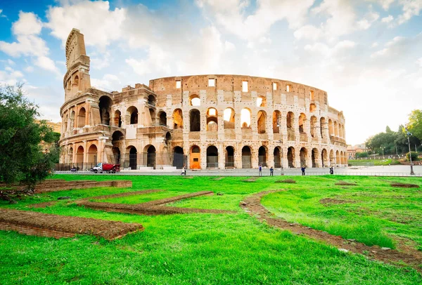 Руины Старинного Здания Колизея Газоном Рим Италия — стоковое фото