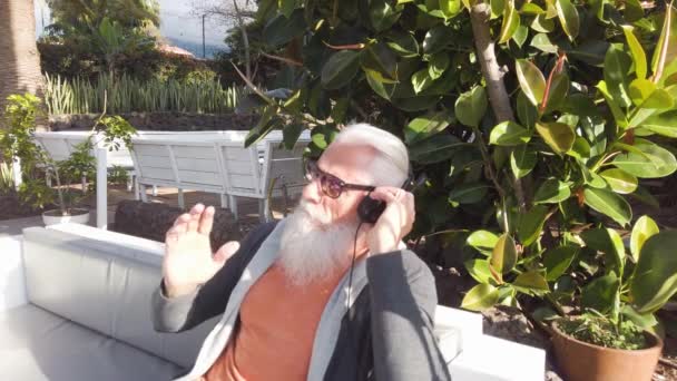 Hombre Mayor Escuchando Música Auriculares Aire Libre — Vídeo de stock