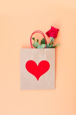 Taze gül çiçekli sevgililer günü hediyesi, şenlikli bir arka plan.