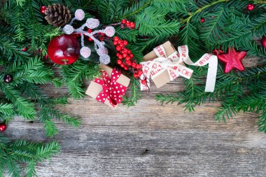 Noel hediyesi verme ve sıfır atık konsepti - paketlenmiş Noel hediyesi kutusu, ahşap zemin üzerinde sınır