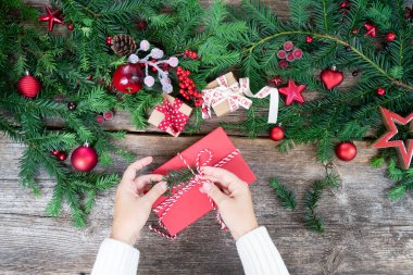 Noel hediyesi vermek ve sıfır atık konsepti - Birisi Noel hediyesi paketini sarmış