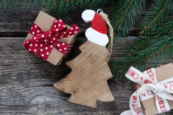 Karácsonyi Ajándék Ajándékozás Csomagolva Kézműves Papír Ajándékdobozok Karácsonyfa Közelről Öregített — Stock Fotó
